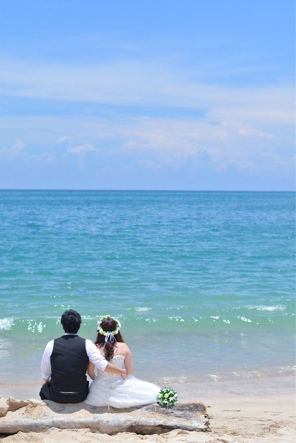 バリのビーチのフォトツアーのカップル写真