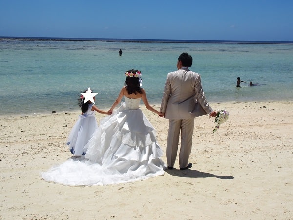 ブルーアステールのビーチでの子連れ結婚式写真